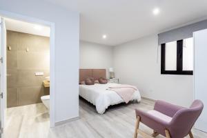 Posteľ alebo postele v izbe v ubytovaní New 140m2 loft-style flat at town heart, 3 beaches close CASA LEON