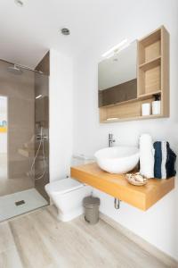 Kúpeľňa v ubytovaní New 140m2 loft-style flat at town heart, 3 beaches close CASA LEON