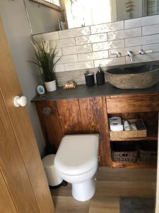 een badkamer met een toilet en een wastafel bij Piala retreat in Phillack