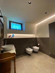 A bathroom at Casa di Sant'Anselmo Aosta - Il Parco Még 28 kép