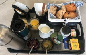 uma bandeja de comida com pão, ovos e café em Capbreton hossegor chambre climatisée espace privé em Bénesse-Maremne