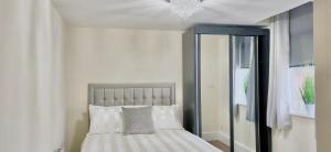 sypialnia z łóżkiem i żyrandolem w obiekcie Marmaduke Apartments - Entire Apartment Close to City Centre w Liverpoolu
