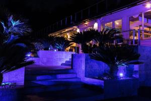 un bâtiment avec des lumières violettes devant lui dans l'établissement La Villa, à Pieve a Nievole