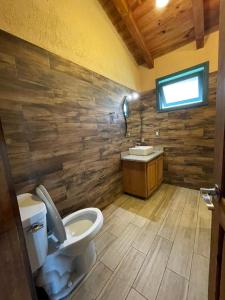 Bilik mandi di cabañas Mazzatl jacuzzy