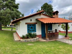 Taman di luar cabañas Mazzatl jacuzzy