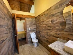 Bilik mandi di cabañas Mazzatl jacuzzy