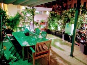 een groene tafel en stoelen op een patio bij la terrasse in Nice