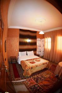 1 dormitorio con 1 cama grande en una habitación en Auberge et hôtel les amis tafraout, en Tafraoute