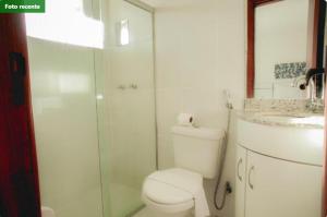 um banheiro com vaso sanitário, chuveiro e pia em STUDIO Mont Carmelo BA em Porto Seguro mais 20 fotografias