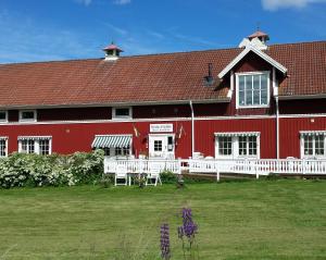 Garður fyrir utan Röda Stallet Bed & Breakfast