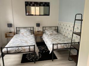 Ένα ή περισσότερα κρεβάτια σε δωμάτιο στο L Europe Arcachon