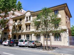 un edificio con auto parcheggiate sul lato di una strada di L Europe Arcachon ad Arcachon