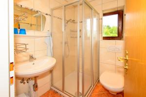 Koupelna v ubytování Schrahlehen + 43 fotografií