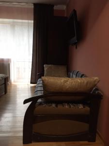 ポリアナにあるСонячний Затишокのソファ(枕付)、壁掛けテレビ