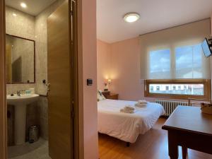 Postel nebo postele na pokoji v ubytování Hostal Torreblanca