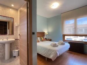 Postel nebo postele na pokoji v ubytování Hostal Torreblanca