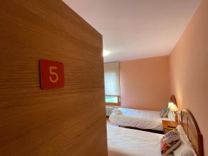 Postel nebo postele na pokoji v ubytování Hostal Torreblanca