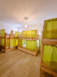 Våningssäng eller våningssängar i ett rum på Aguere Nest Hostel