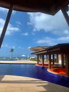 สระว่ายน้ำที่อยู่ใกล้ ๆ หรือใน Apartamento en el mar Caribe, Playa Escondida Resort & Marina
