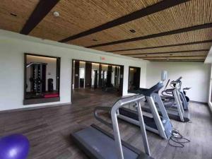 Fitness centrum a/nebo fitness zařízení v ubytování Apartamento en el mar Caribe, Playa Escondida Resort & Marina