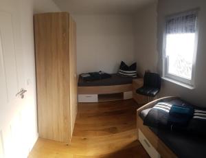 贝利茨Große Monteurs und Handwerkerwohnung nahe Potsdam Berlin Bad Belzig und Brandenburg Ferienhaus zur weißen Taube的一间有床和窗户的小房间