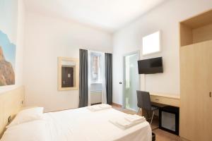 een witte slaapkamer met een bureau en een bed bij MA Hotel in Corinaldo