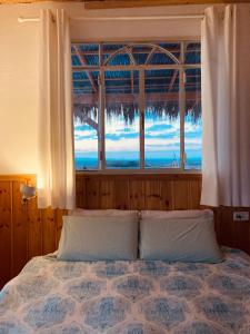 una camera da letto con un letto e una finestra di Tobiana Desert Lodging Negev a ‘Ezuz Altre 33 foto
