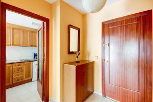 - une cuisine avec une porte en bois et un petit réfrigérateur dans l'établissement Puig Rom 115 Roses - Immo Barneda, à Roses