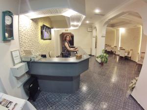 una mujer está de pie en una sala de espera en Anil Hotel, en Bergama