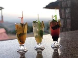 drei Drinks in Vasen auf einem Tisch in der Unterkunft maison d'hôtes yamine in Beni Mellal