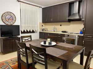 A kitchen or kitchenette at Sarakinas Farm House