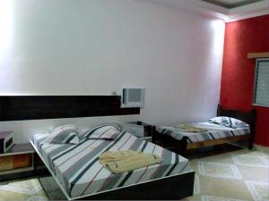 2 camas en una habitación con paredes rojas en Hotel Gold, en São Paulo