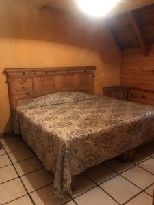 1 dormitorio con 1 cama con colcha blanca en Cabañas Lupita 22 en Mazamitla