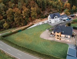 una vista aérea de una casa con un gran patio en Deluxe - Nationalpark - groß, erholsam, familienfreundlich, extras, en Ellweiler