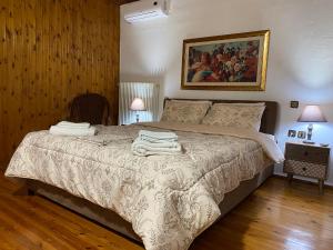 A bed or beds in a room at Sarakinas Farm House