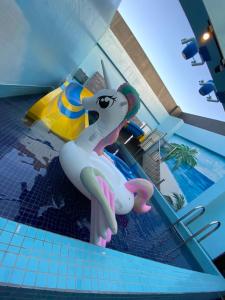 ein Spielzeug-Einhorn mitten im Pool in der Unterkunft 亞曼尼汽車旅館-頭份館 in Toufen