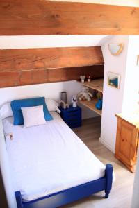 - une chambre avec un lit et un plafond en bois dans l'établissement Chalet CAL CAPOU, à Bolquère-Pyrénées 2000