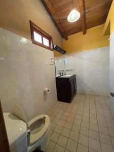 ein Bad mit einem WC und einem Waschbecken in der Unterkunft Cabañas Rosy in Mazamitla