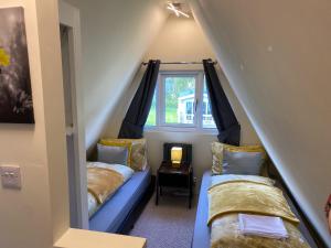 Χώρος καθιστικού στο Widgeon Bespoke Cabin is lakeside with Private fishing peg, hot tub situated at Tattershall Lakes Country Park