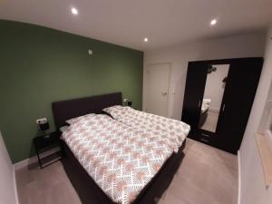 - une chambre avec un grand lit et un miroir dans l'établissement De droom, à Koningsbosch
