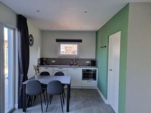 een keuken met een tafel en stoelen in een kamer bij De droom in Koningsbosch