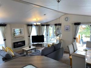 Galeriebild der Unterkunft Indulgence Lakeside Lodge i2 with hot tub, private fishing peg situated at Tattershall Lakes Country Park in Tattershall