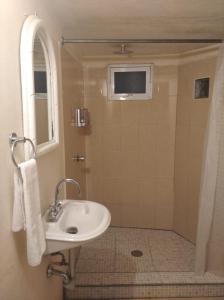 La salle de bains est pourvue d'un lavabo, d'une douche et d'une fenêtre. dans l'établissement Departamento a 5 minutos de playa Mismaloya, Puerto Vallarta, à Puerto Vallarta