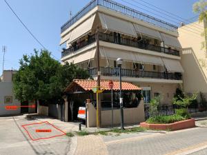um edifício com um gazebo em frente em Cozy Urban Apartment at Agios Dimitrios em Atenas