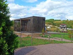 KarvalaにあるFamily Barn Karvalaの塀付きの畑の小さな木造建築