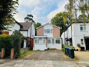 uma casa com uma entrada em frente em Enfield Chase Apartment em Enfield