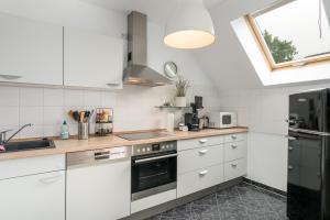 eine Küche mit weißen Geräten und einem Fenster in der Unterkunft Veens Crew Home 7 Pax in Dreieich
