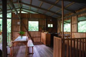 Habitación con mesa en una casa de madera en Paraiso Escondido, en Bahía Solano