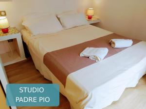 Postel nebo postele na pokoji v ubytování Bernadette' Cosy Flat