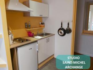 Kuchyň nebo kuchyňský kout v ubytování Bernadette' Cosy Flat